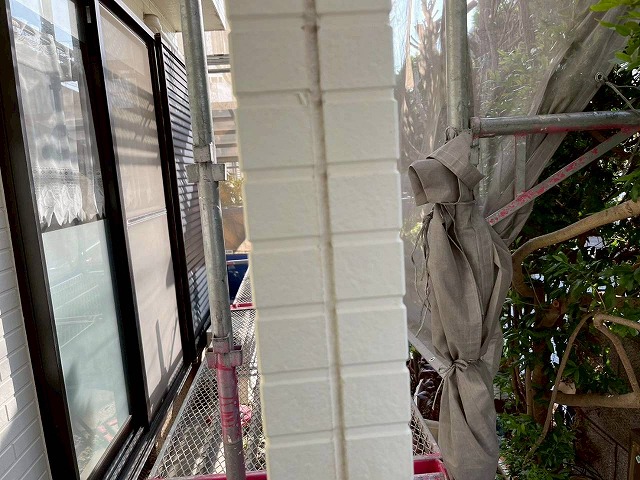 明石市の柱周り、玄関周りのコーキング補修が完了！外壁塗装の基礎が整いました